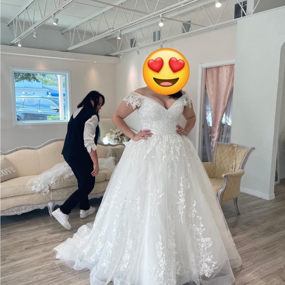 Elegant White Lace Wedding Dress